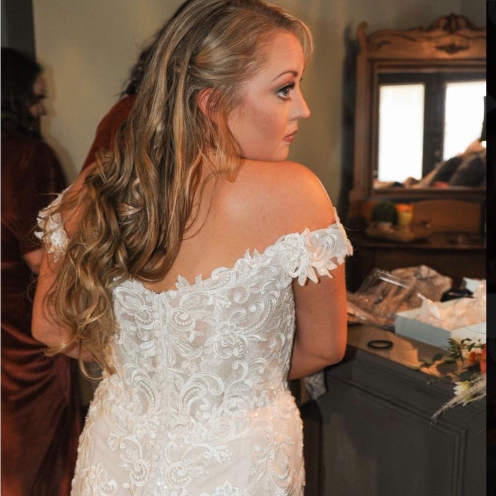 Elegant Off-Shoulder Lace Wedding Dress